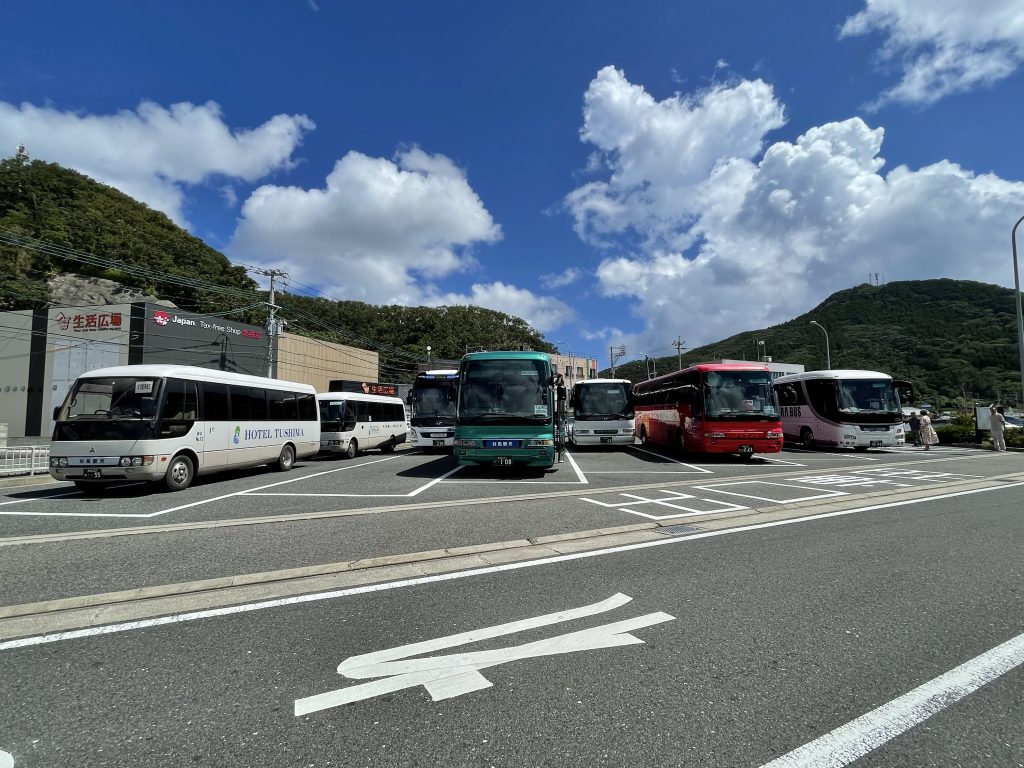 対馬・比田勝国際ターミナル前の観光バス